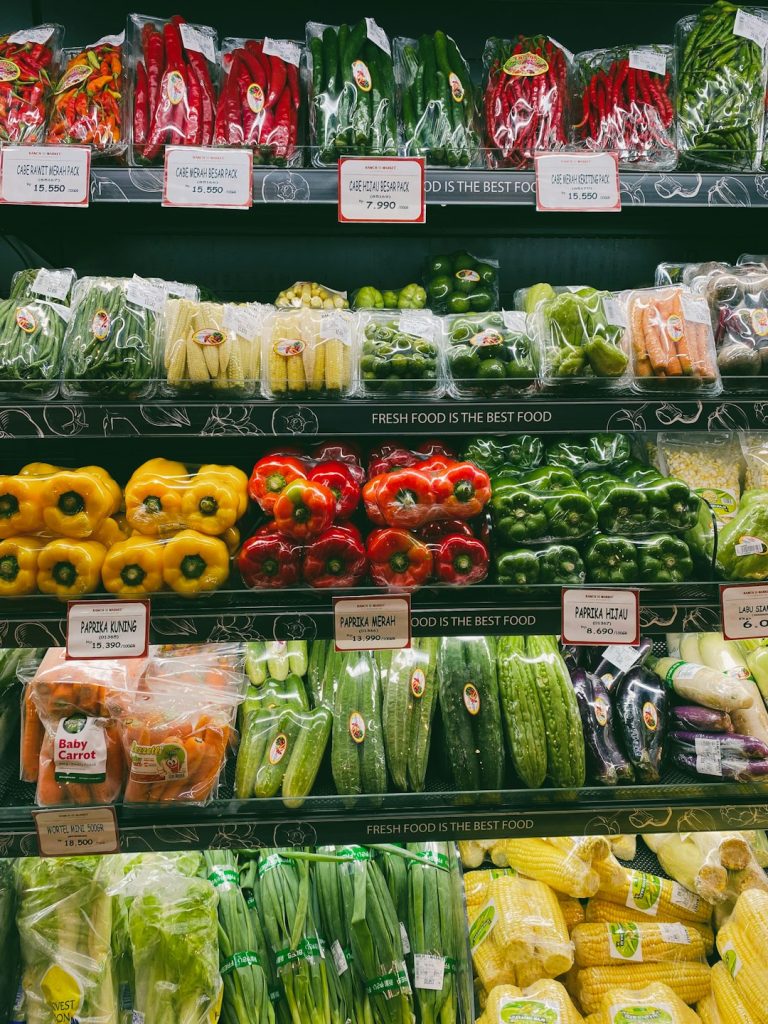 a-shelf-of-vegetables-gnisagm05kq