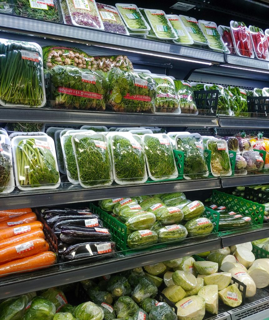 green-and-white-vegetables-in-clear-plastic-containers-tscipodznjg