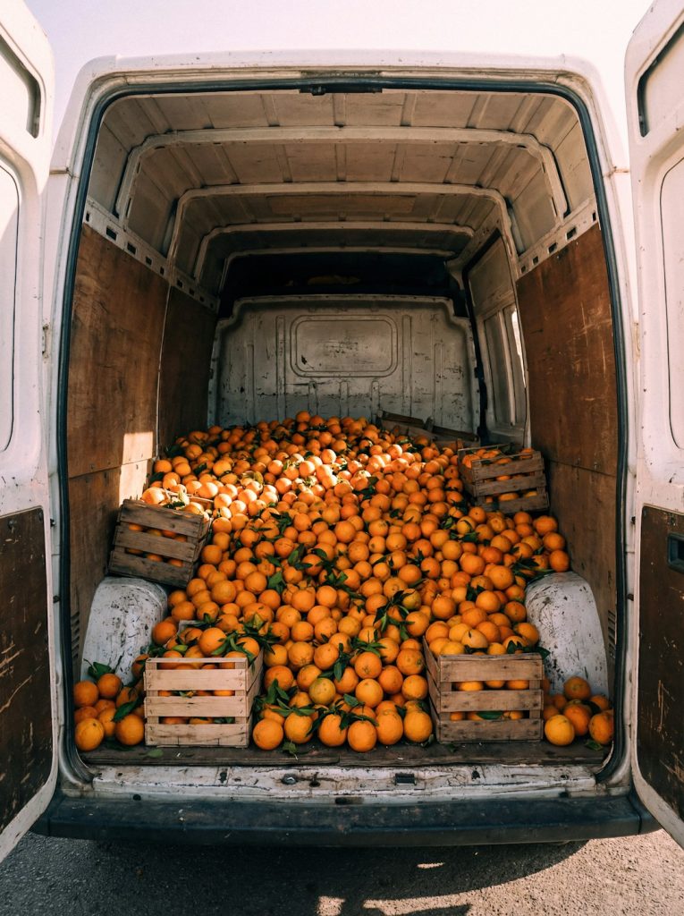van-filled-with-crates-of-fresh-oranges-gwgjyvyast8
